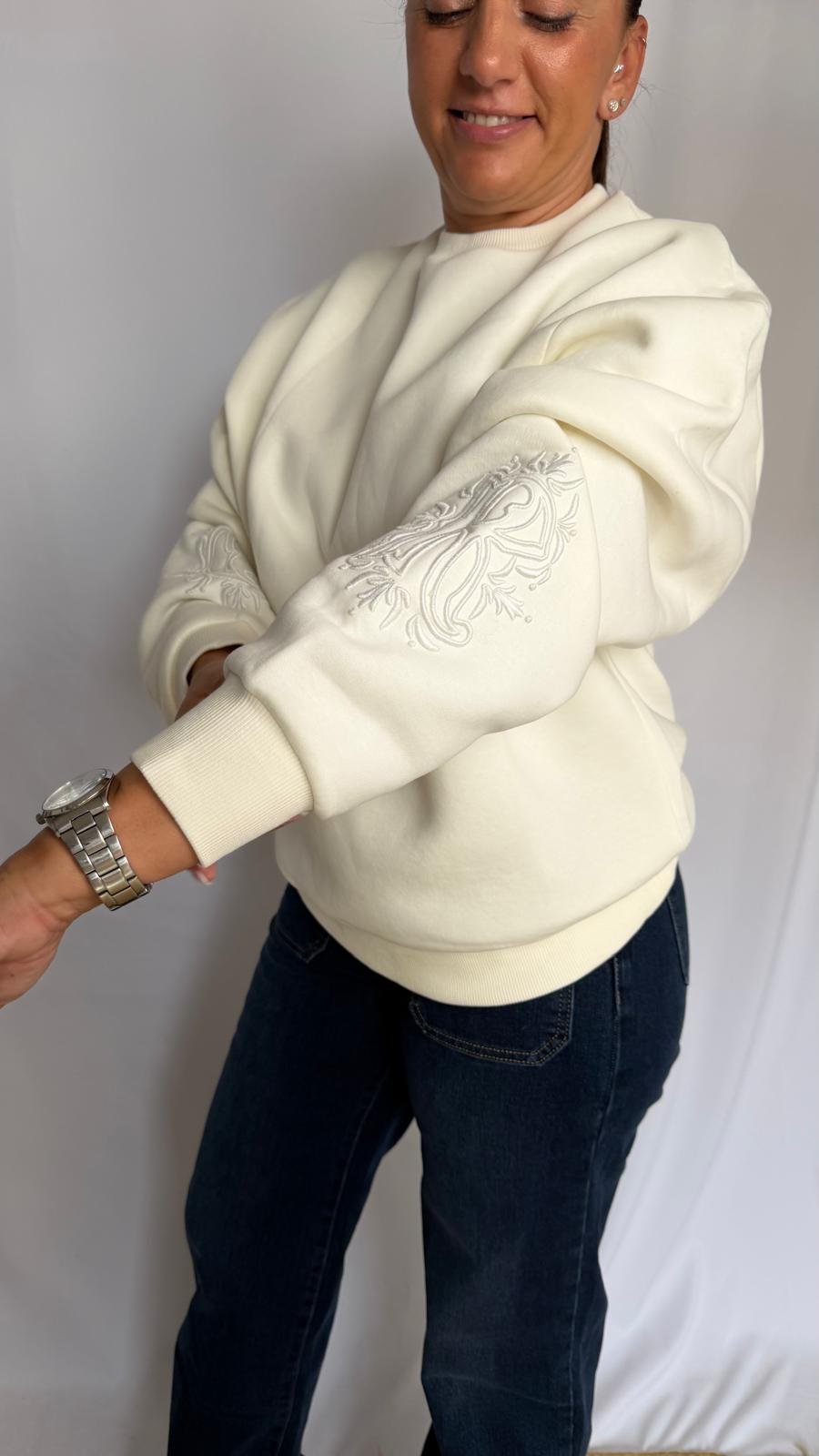 Sudadera blanca con bordado