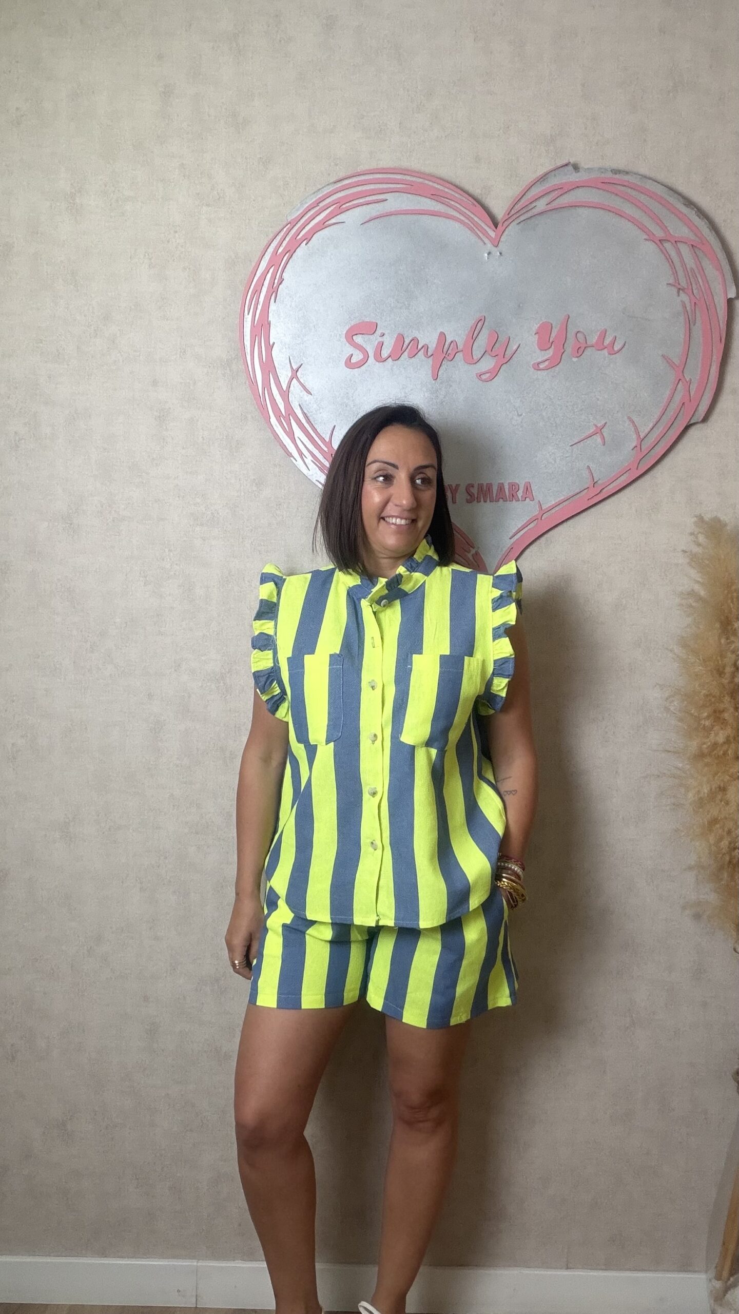 BERMUDA/PANTALON CORTA RAYAS FLUOR