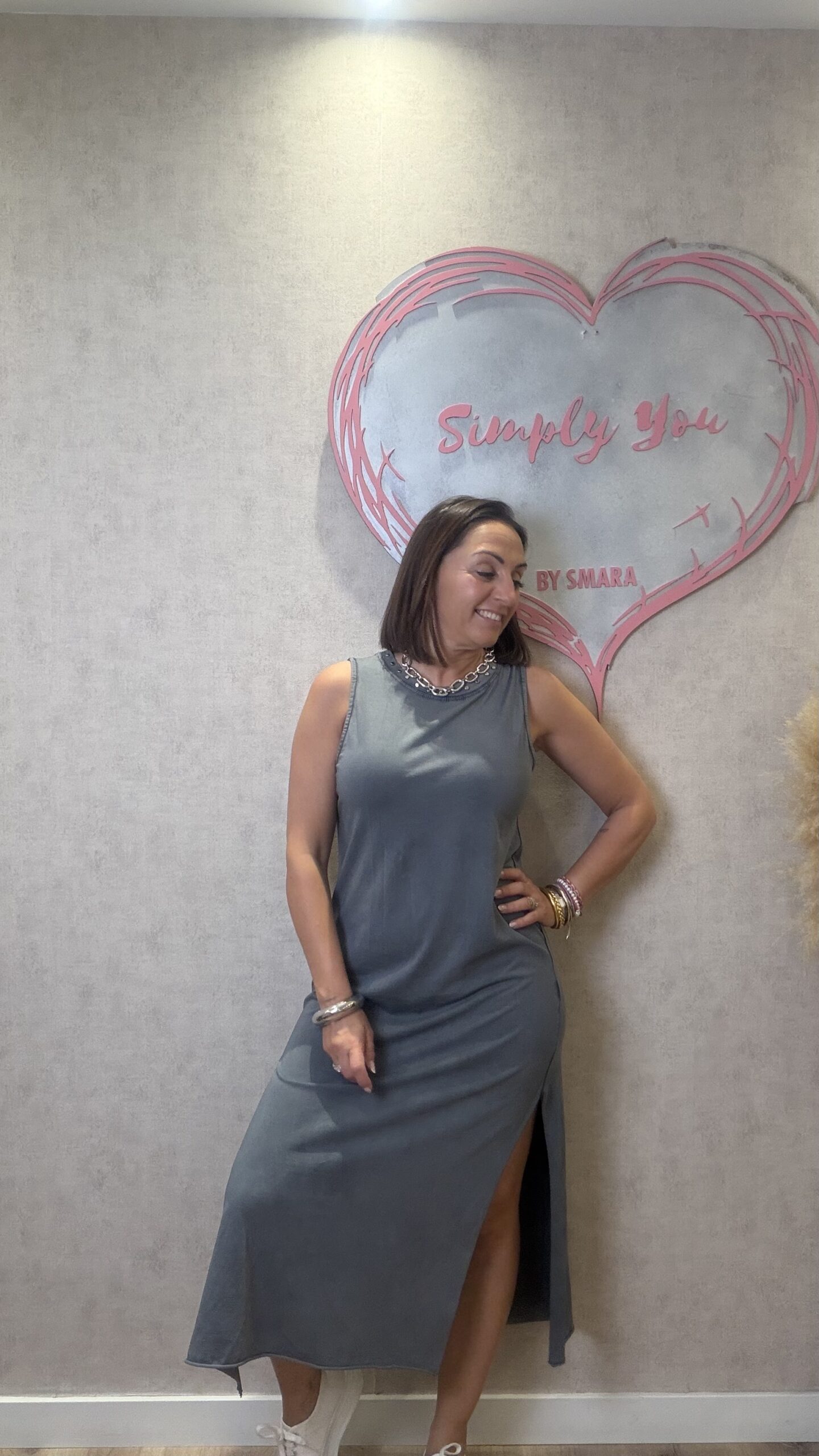 VESTIDO GRIS TACHAS